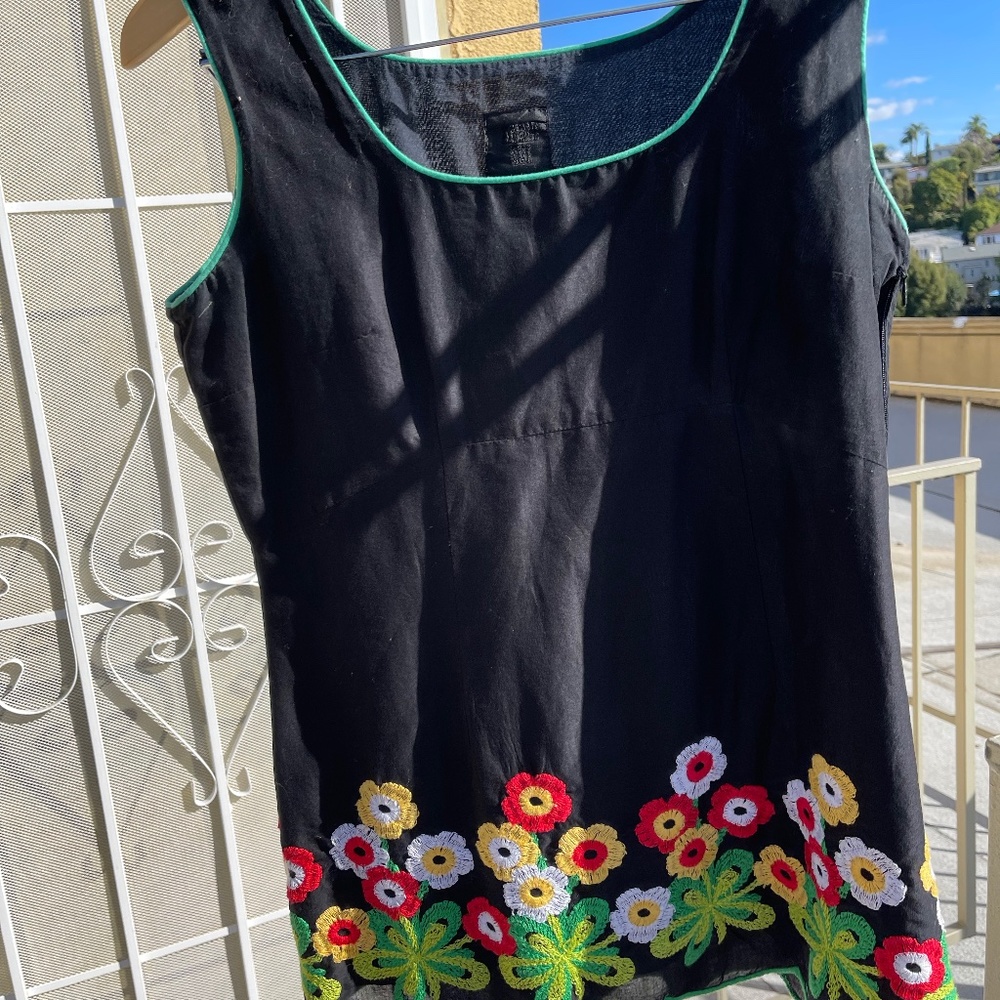 Anna Sui Y2K Embroidered Flowers, scallop hem, piping
